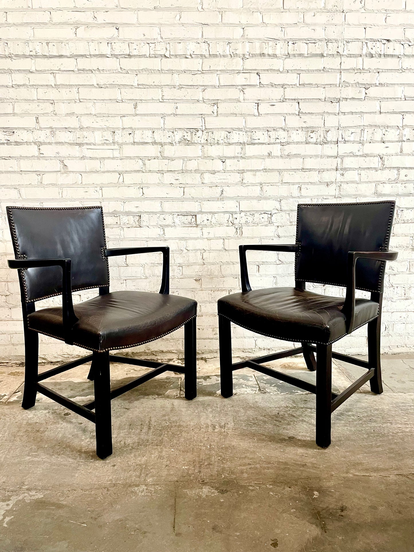 Dessin Fournir Leather Upholstered Allen Dining Arm Chairs